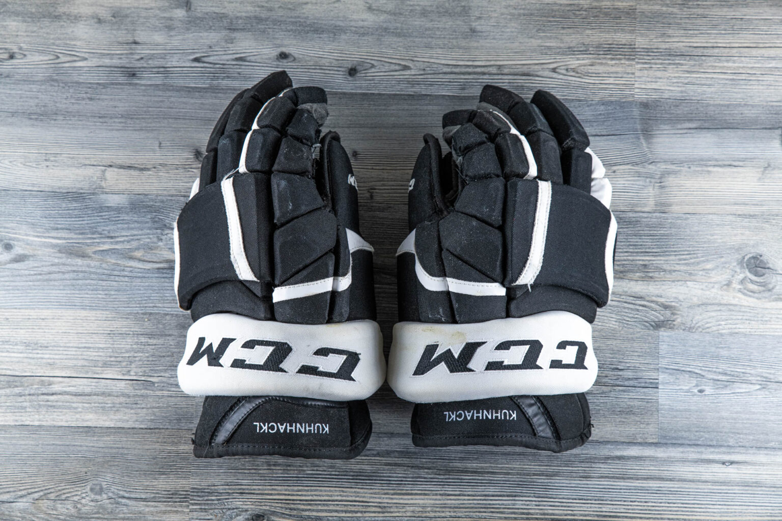 TOM KUHNHACKL - GAME WORN / GAME USED GLOVES - PITTSBURGH PENGUINS 2016 / 2017 + 2017 / 2018