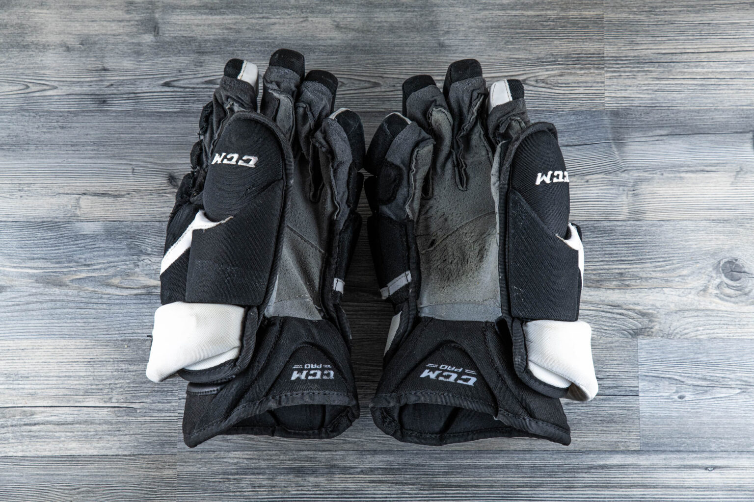 TOM KUHNHACKL - GAME WORN / GAME USED GLOVES - PITTSBURGH PENGUINS 2016 / 2017 + 2017 / 2018